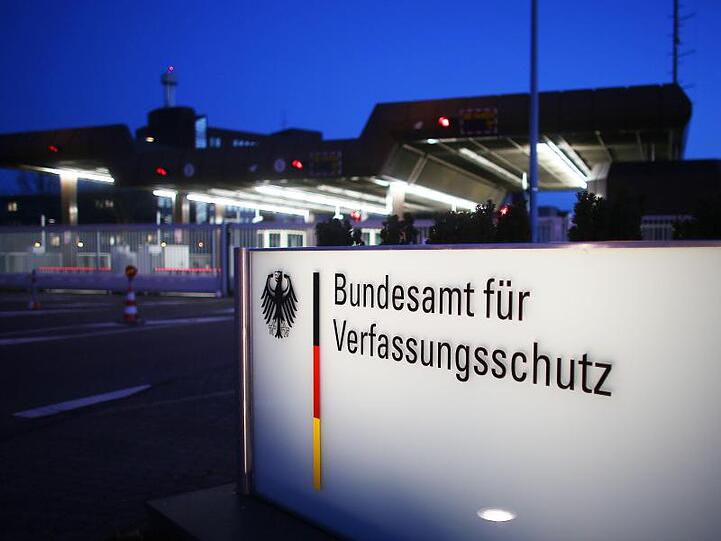 Bundesinnenminister Seehofer will das neue Verfassungsschutzgesetz ins Kabinett einzubringen - "mit der Quellen- Telekommunikationsüberwachung, aber ohne Online-Durchsuchung".