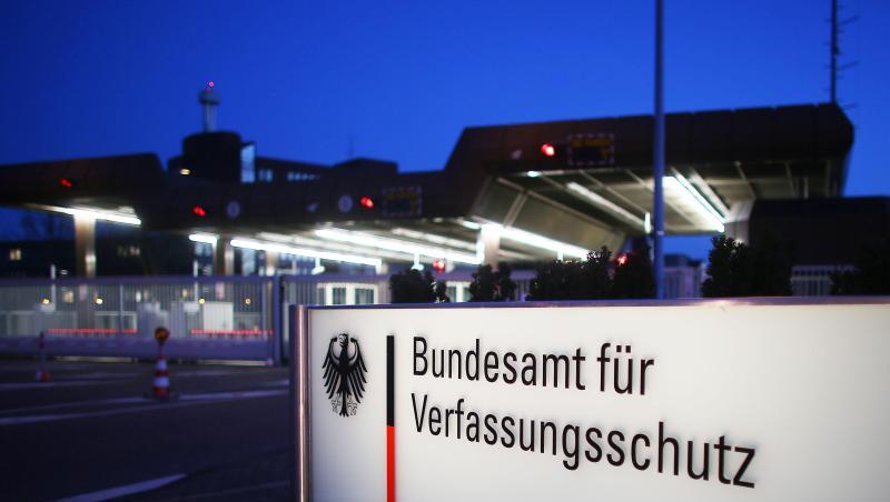 Bundesinnenminister Seehofer will das neue Verfassungsschutzgesetz ins Kabinett einzubringen - "mit der Quellen- Telekommunikationsüberwachung, aber ohne Online-Durchsuchung". Bundesinnenminister Seehofer will das neue Verfassungsschutzgesetz ins Kabinett einzubringen - "mit der Quellen- Telekommunikationsüberwachung, aber ohne Online-Durchsuchung".