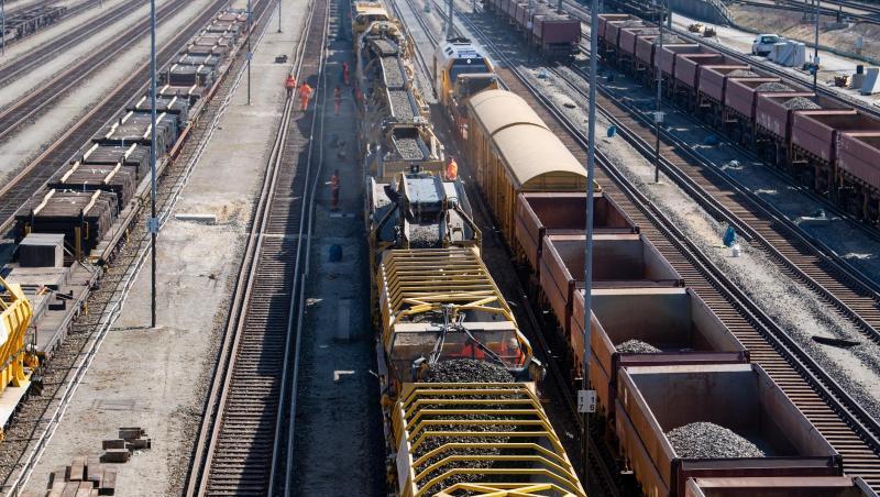 Güterzüge und ein Zug für die Untergrundsanierung von Bahnstrecken stehen auf den Gleisen am Rangierbahnhof München-Nord. Güterzüge und ein Zug für die Untergrundsanierung von Bahnstrecken stehen auf den Gleisen am Rangierbahnhof München-Nord.