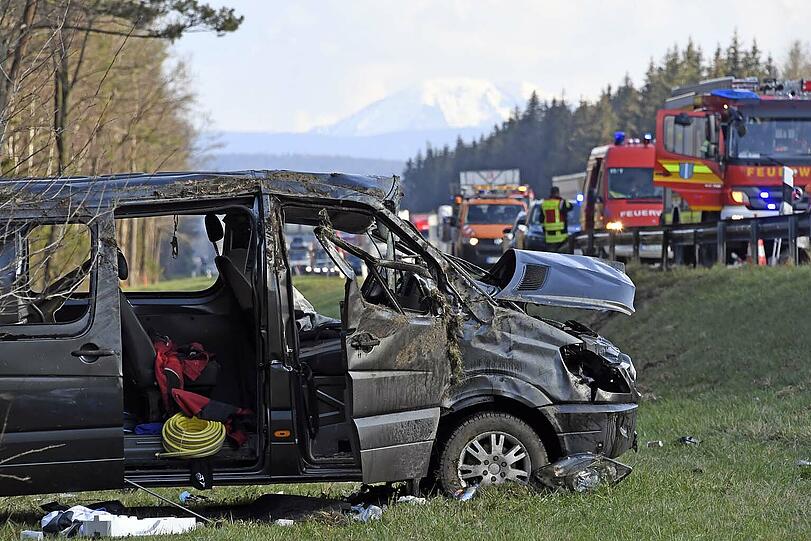 Ein 31-jähriger Münchner kam mit seinem Mercedes Sprinter aus noch ungeklärter Ursache nach rechts von der Fahrbahn ab.