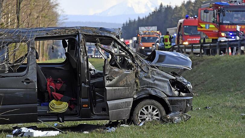 Ein 31-jähriger Münchner kam mit seinem Mercedes Sprinter aus noch ungeklärter Ursache nach rechts von der Fahrbahn ab.