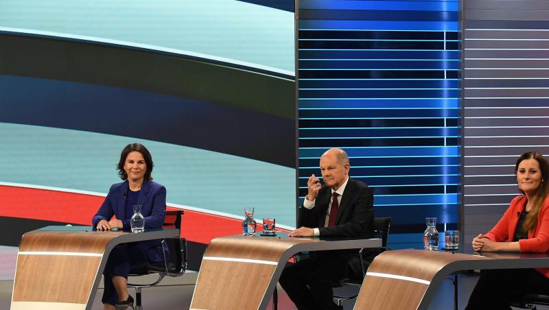 Annalena Baerbock (l.), Olaf Scholz und Janine Wissler sitzen bei der TV-Debatte "Wahl 2021 Schlussrunde".