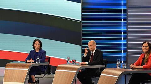 Annalena Baerbock (l.), Olaf Scholz und Janine Wissler sitzen bei der TV-Debatte "Wahl 2021 Schlussrunde".