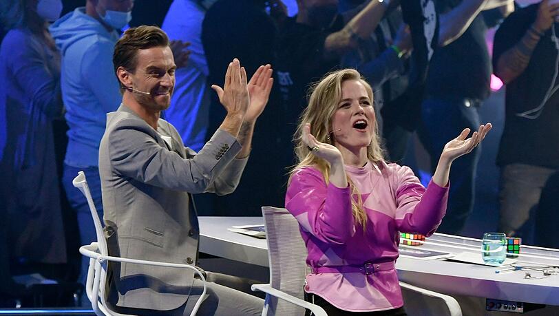 Florian Silbereisen und Ilse DeLange applaudieren bei der ersten Live-Show.