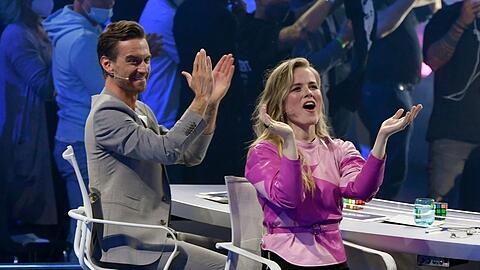 Florian Silbereisen und Ilse DeLange applaudieren bei der ersten Live-Show.