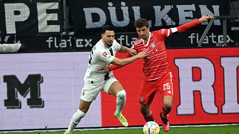 Schon nach einer guten Viertelstunde war für Bayern-Star Thomas Müller (r.) Schluss.