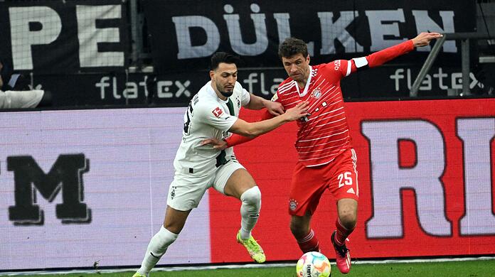 Schon nach einer guten Viertelstunde war für Bayern-Star Thomas Müller (r.) Schluss.