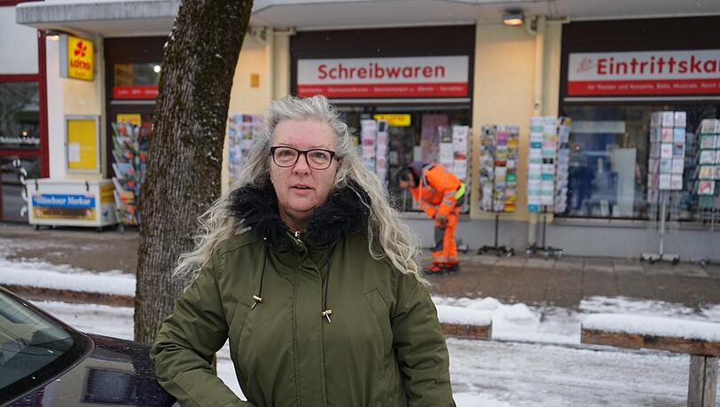 "Man darf die Autofahrer nicht vergessen". Die Schreibwarenkundin Sabine Sauermann will künftig nicht mehr in der Straße einkaufen, wenn sie dort keinen Parkplatz findet. "Man darf die Autofahrer nicht vergessen". Die Schreibwarenkundin Sabine Sauermann will künftig nicht mehr in der Straße einkaufen, wenn sie dort keinen Parkplatz findet.