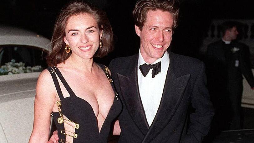Im offenherzigen Versace-Kleid war Elizabeth Hurley 1994 ein absoluter Hingucker, als sie Hugh Grant zur Premiere seines Films "Vier Hochzeiten und ein Todesfall" begleitete.