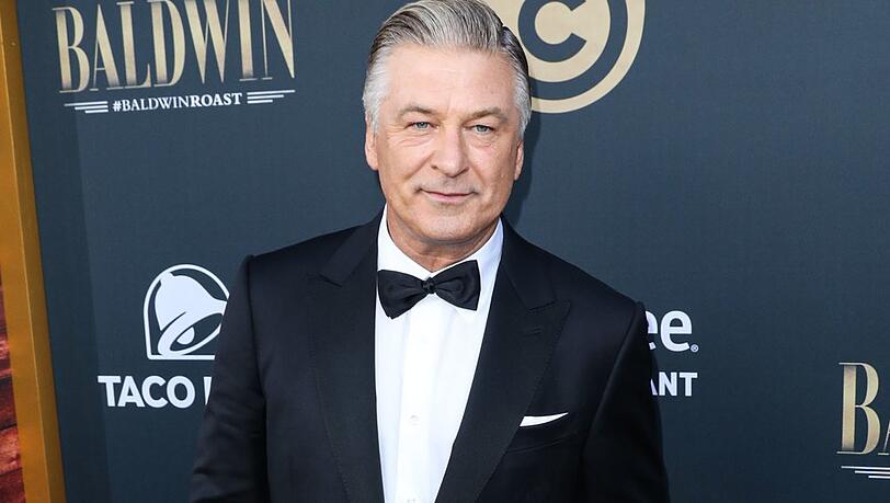 Die "Rust"-Waffenmeisterin wurde bereits verurteilt, nun soll Alec Baldwin in New Mexico der Prozess gemacht werden.