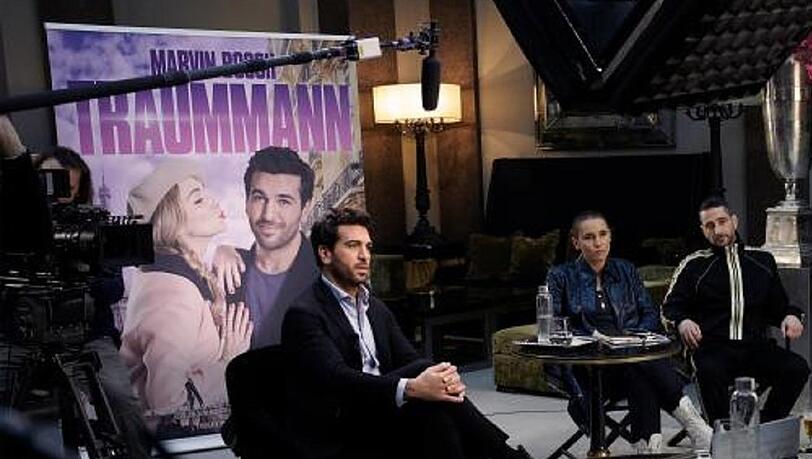 "Liebesdings": Marvin Bosch (Elyas M'Barek) bei einer Talkshow.