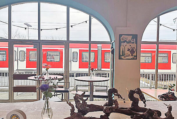 Von der Wartehalle aus, kann man durch die Fenster die S-Bahnen beobachten - und die Menschen. Von der Wartehalle aus, kann man durch die Fenster die S-Bahnen beobachten - und die Menschen.