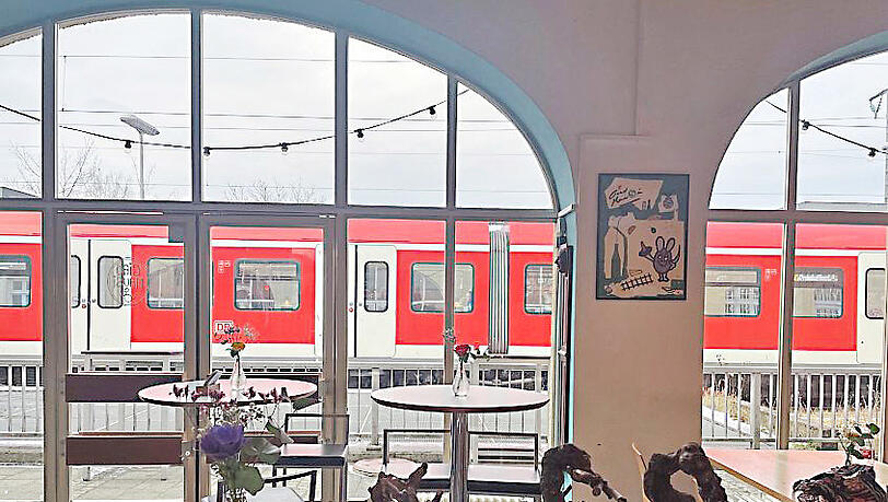 Von der Wartehalle aus, kann man durch die Fenster die S-Bahnen beobachten - und die Menschen.
