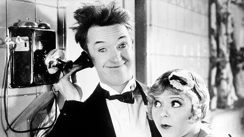 Kultkomiker Stan Laurel mit Filmpartnerin in der Stummfilm-Komödie "Von der Suppe zum Dessert" aus dem Jahr 1928.
