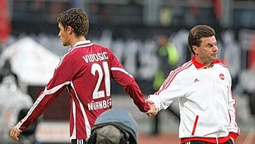 Das Gesicht des Club-Trainers spricht Bände: Dieter Heckings Versuch mit Dario Vidosic als Rechtsverteidiger ging total in die Hose. Das Gesicht des Club-Trainers spricht Bände: Dieter Heckings Versuch mit Dario Vidosic als Rechtsverteidiger ging total in die Hose.