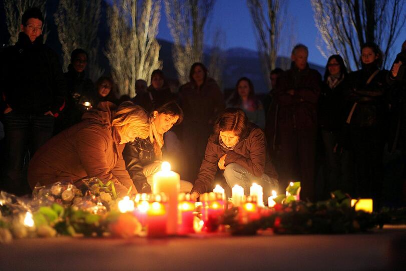 Trauer, Wut, Entsetzen: Nach dem schrecklichen Busunfall in der Schweiz mit 28 toten Menschen fallen sich Angehörige in die Arme, Freunde stellen Kerzen auf und besuchen Gottestdienste. Die Bilder