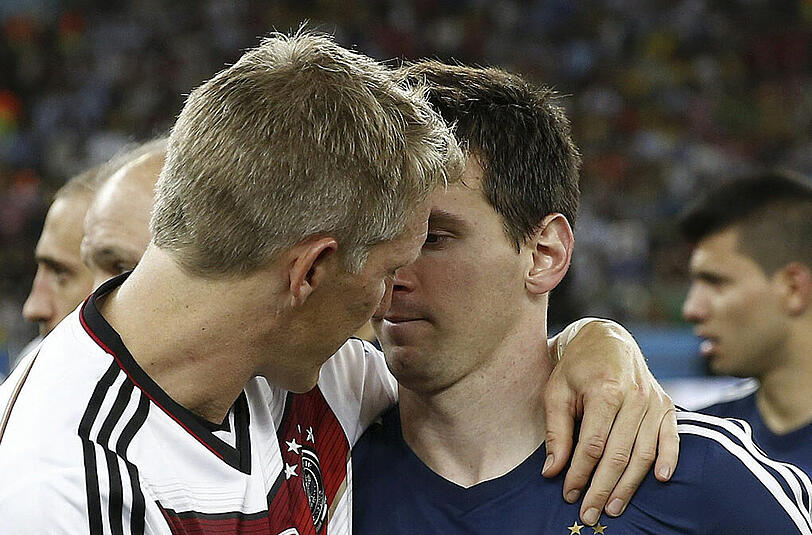 Große Geste zweier großer Spieler: Bastian Sschweiunsteiger tröstet den Argentinier Lionel Messi.
