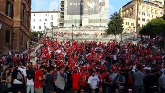 Bayern-Fans belagern die spanische Treppe Bayern-Fans belagern die spanische Treppe