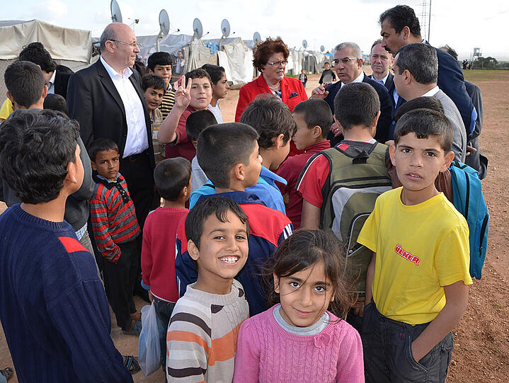 Die Präsidentin des Bayerischen Landtags, Barbara Stamm (hinten Mitte) und der bayerische Integrationsbeauftragte  Martin Neumeyer (links hinten) besuchen ein Flüchtlingslager in der Türkei. (Symbolbild)