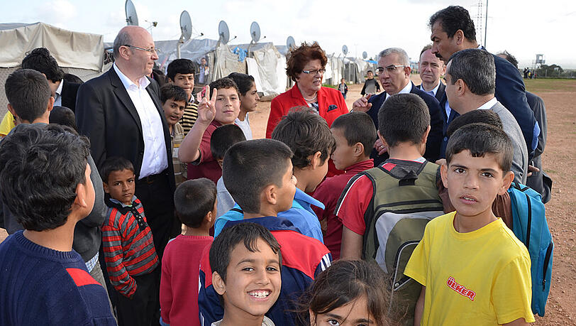 Die Präsidentin des Bayerischen Landtags, Barbara Stamm (hinten Mitte) und der bayerische Integrationsbeauftragte Martin Neumeyer (links hinten) besuchen ein Flüchtlingslager in der Türkei. (Symbolbild) Die Präsidentin des Bayerischen Landtags, Barbara Stamm (hinten Mitte) und der bayerische Integrationsbeauftragte Martin Neumeyer (links hinten) besuchen ein Flüchtlingslager in der Türkei. (Symbolbild)