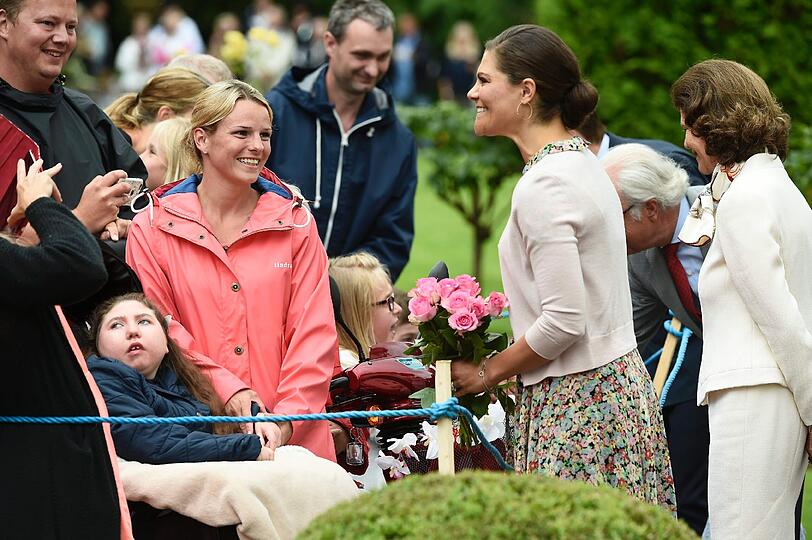 Bei Regen-Wetter haben die Schweden den Geburtstag von Kronprinzessin Victoria gefeiert.