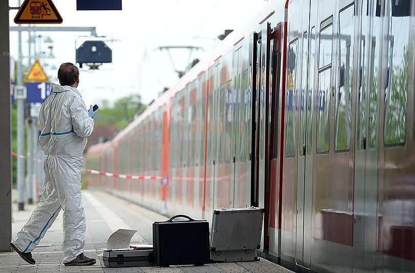 Ermittler des Landeskriminalamts untersuchen den Tatort am Grafinger Bahnhof.