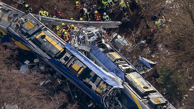 Rettungskräfte stehen am 9. Februar 2016 an der Unfallstelle zwischen Holzkirchen und Rosenheim.