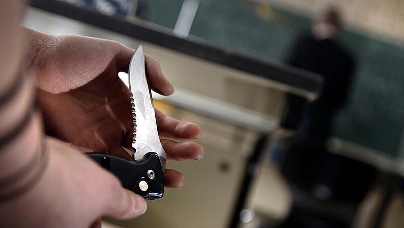 Unter Vorhalt eines Messers und eines Schlagstocks wollten sich der 21- und 20-Jährige Zutritt zur Geburtstagsfeier verschaffen. (Symbolbild) Unter Vorhalt eines Messers und eines Schlagstocks wollten sich der 21- und 20-Jährige Zutritt zur Geburtstagsfeier verschaffen. (Symbolbild)