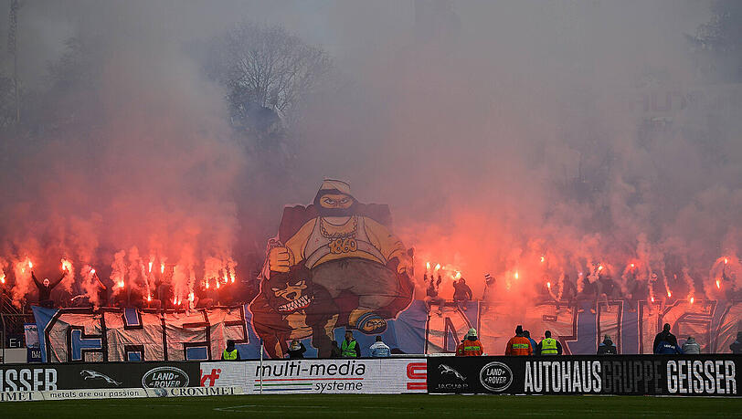 Das wird teuer: Beim Auswärtsspiel der Löwen am Wochenende gegen den Karlsruher SC brennen 1860-Fans Pyros ab.
