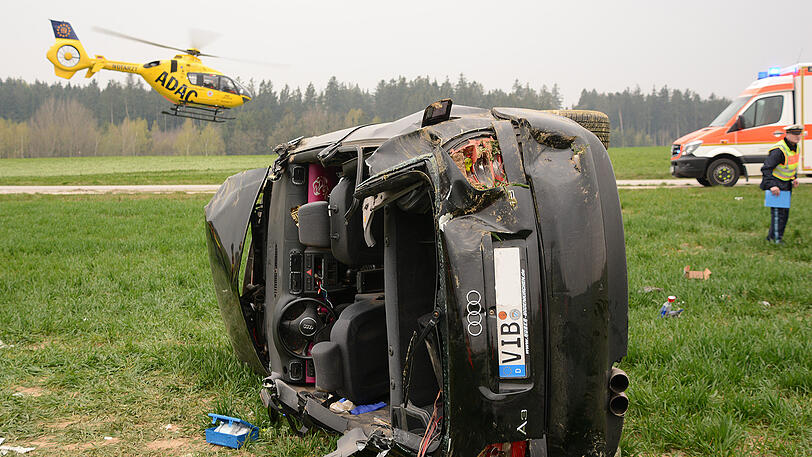 Bei einem schweren Unfall musste die junge Fahrerin mit schweren Geräten aus dem Wrack des Audi A3 befreit werden