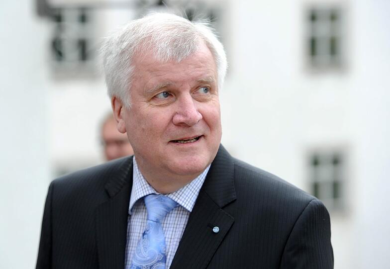 2 Frage: Auf dem Bild ist der Bayerische Ministerpräsident Horst Seehofer: Wie aber heißen die Ministerpräsidenten von Rheinland-Pfalz, Schleswig Holstein, Mecklenburg-Vorpommern und Niedersachsen?