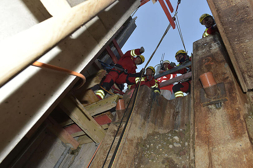 Der schwer verletzte Bauarbeiter musste mit einer Spezialtrage aus dem fünf Meter tiefen Spalt geborgen werden. Bilder vom Rettungseinsatz