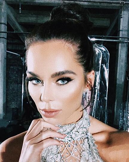 Liliana Nova, die Exfrau von Lothar Matthäus, hat auf ihrem neusten Instagram-Schnappschuss viel zu hohe Wangenknochen. Es scheint, als habe sie sich mit Photoshop ein dünneres Gesicht geschummelt.