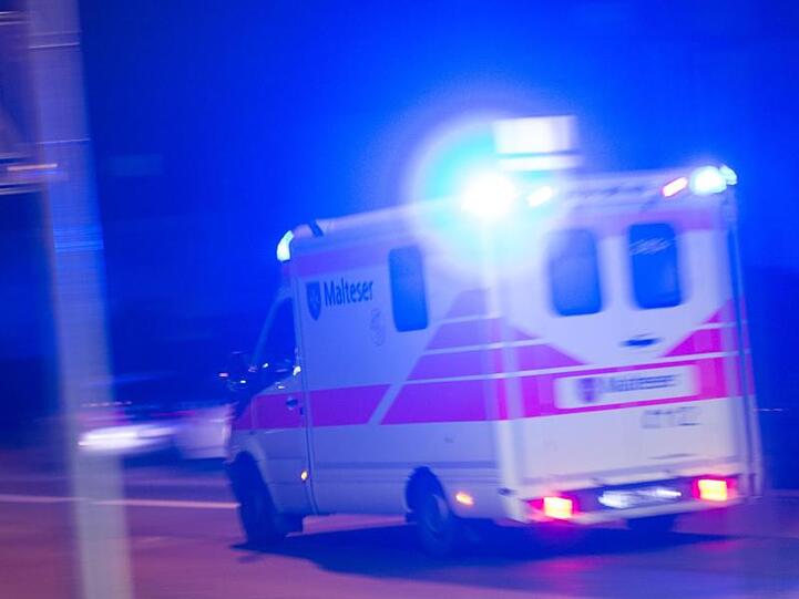 Ein Rettungswagen fährt mit eingeschaltetem Blaulicht über die Straße. Foto: Patrick Seeger/Archivbild