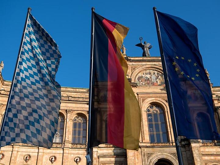 Die Fahnen von Bayern (l-r), Deutschland und Europa stehen vor dem bayerischen Landtag. Foto: Sven Hoppe/Archiv