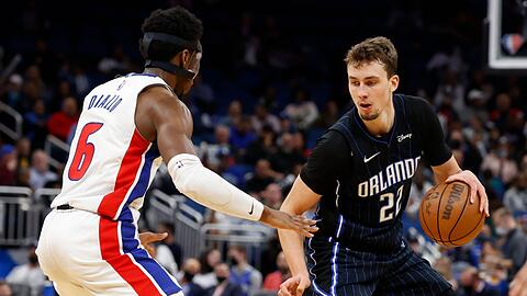 Orlando Magic-Forward Franz Wagner (22) dribbelt an Detroit Pistons Guard Hamidou Diallo (6) vorbei.