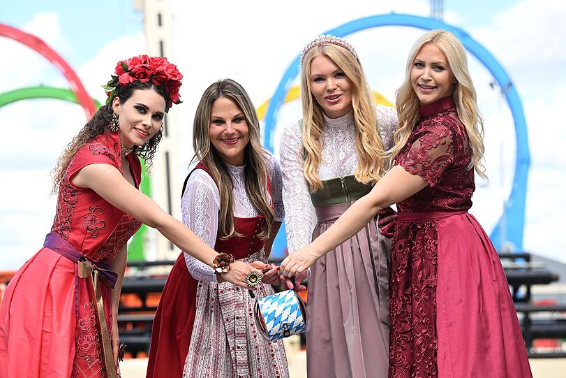 Models oder Prominente präsentieren im Vorfeld des Oktoberfestes beim Dirndlgipfel die aktuelle Trachtenmode - von links Marina Hoeft (in Dirndlpunk by Angelika Zwerenz), Kristina Müller (in Dirndlmacherei), Klarika Koly (in Trachten Angermaier) und Christine Klenner (in Dirndl Liebe).