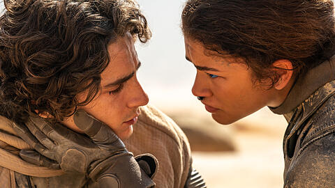 Timothée Chalamet als Paul Atreides: Er kommt als Fremder zum Volk der Fremen und könnte sich an die Spitze ihres Kampfes gegen die Ausbeutung ihres Wüstenplanetens stellen. Zendaya ist die selbstbewusste, kluge Fremin Chani, die ihn kritisch liebt.