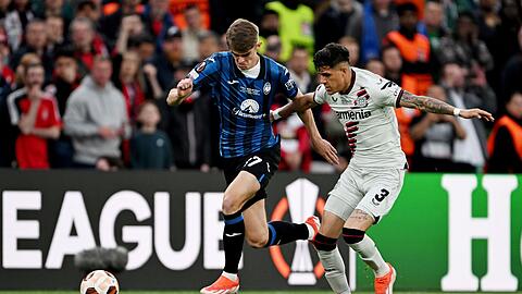 Bayer-Verteidiger Piero Hincapié (r) im Laufduell mit Bergamos Charles De Ketelaere.