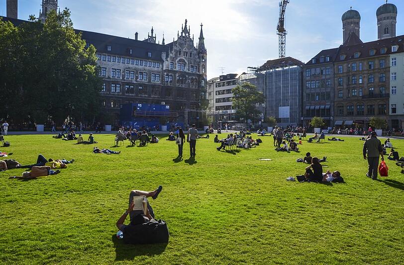Ende der 1980er entschied man, der Marienhof (hier 2013) soll Grünfläche bleiben, es wurden Bäume gepflanzt.