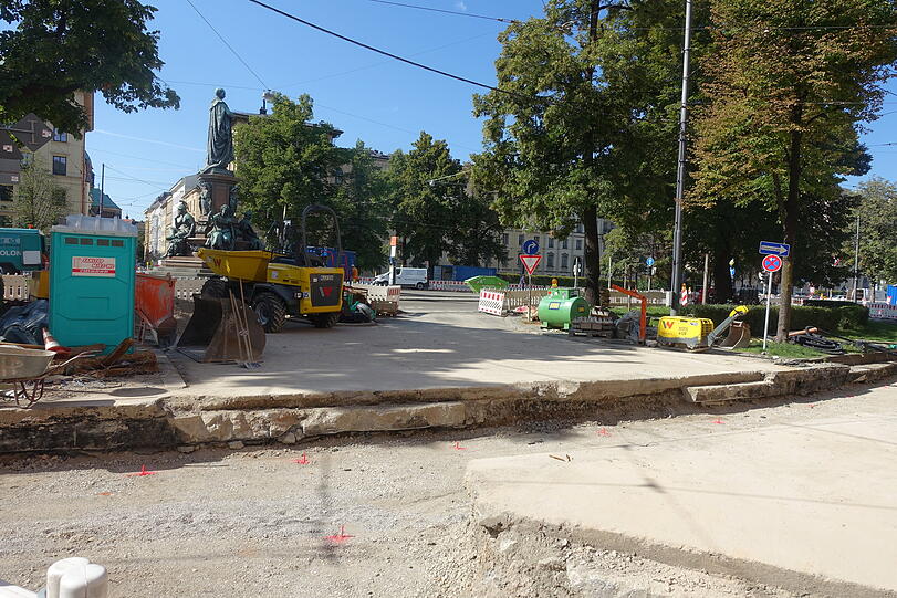 Vier Tage vor der ursprünglichen terminierten Fertigstellung sieht es am Maxmonument nicht so aus, als würde hier schnell eine Tram fahren können.