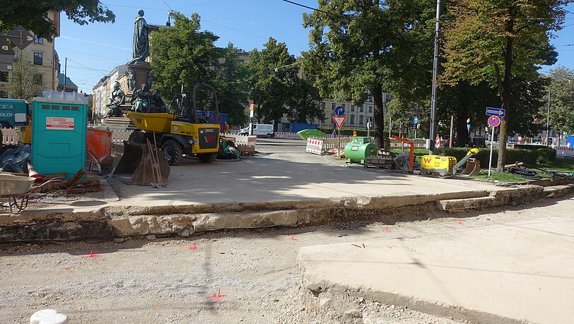 Vier Tage vor der ursprünglichen terminierten Fertigstellung sieht es am Maxmonument nicht so aus, als würde hier schnell eine Tram fahren können. Vier Tage vor der ursprünglichen terminierten Fertigstellung sieht es am Maxmonument nicht so aus, als würde hier schnell eine Tram fahren können.