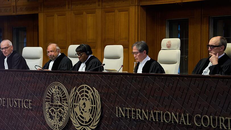 Gerichtspräsident Yuji Iwasawa (2. v. r.) ermahnte Israel unter anderem, "das Verbot des Aushungerns von Zivilisten als Methode der Kriegsführung zu respektieren". Gerichtspräsident Yuji Iwasawa (2. v. r.) ermahnte Israel unter anderem, "das Verbot des Aushungerns von Zivilisten als Methode der Kriegsführung zu respektieren".