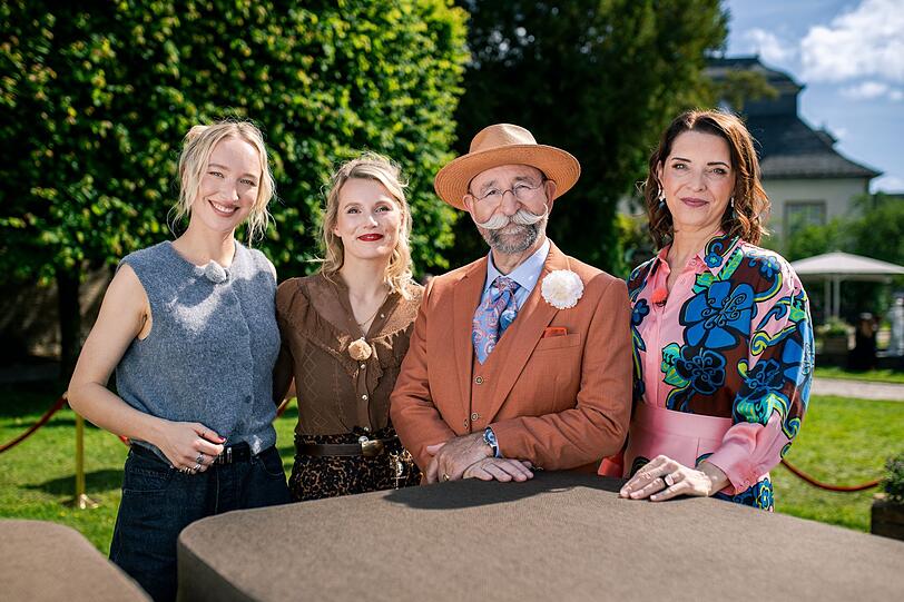 Linn Schütze (von links), Horst Lichter, Leonie Bartsch und Wendela Horz sind Teil der XXL-Ausgabe "Bares für Rares", die im Schlosspark von Schloss Ehreshoven gedreht wurde. Linn Schütze (von links), Horst Lichter, Leonie Bartsch und Wendela Horz sind Teil der XXL-Ausgabe "Bares für Rares", die im Schlosspark von Schloss Ehreshoven gedreht wurde.