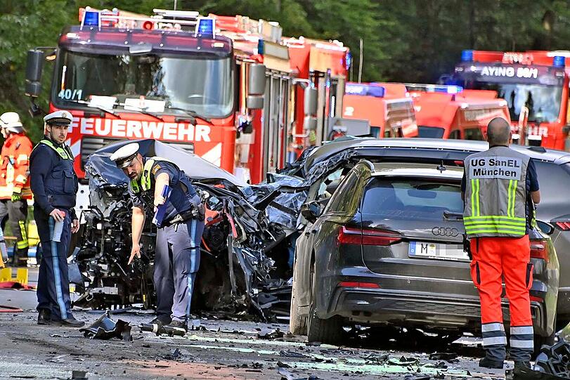 Schwerere Verkehrsunfall zwischen einem Lkw und vier Pkw im Münchner Umland. Schwerere Verkehrsunfall zwischen einem Lkw und vier Pkw im Münchner Umland.
