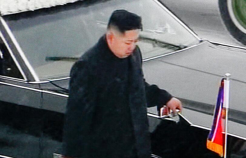 Vorne neben dem rechten Kotflügel begleitet Nachfolger Kim Jong Un den Sarg seines Vaters.