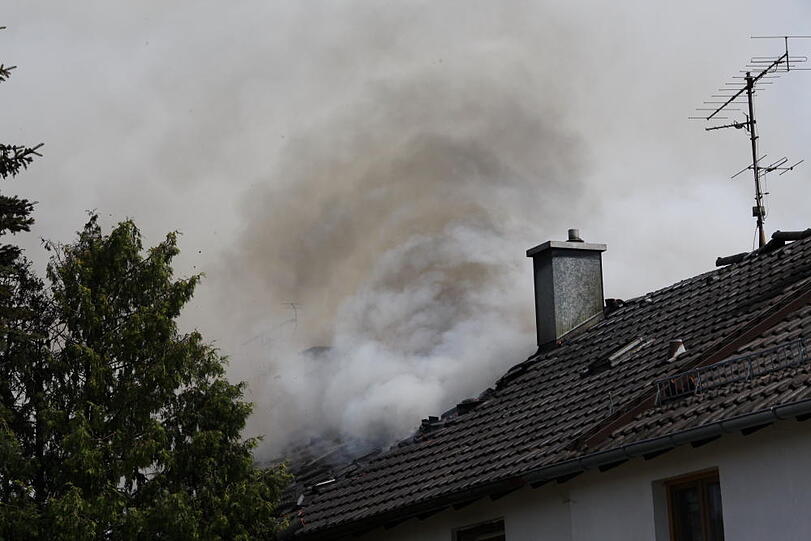 Rauchschwaden in Eiselfing: Ein Wohnhaus steht in Flammen.