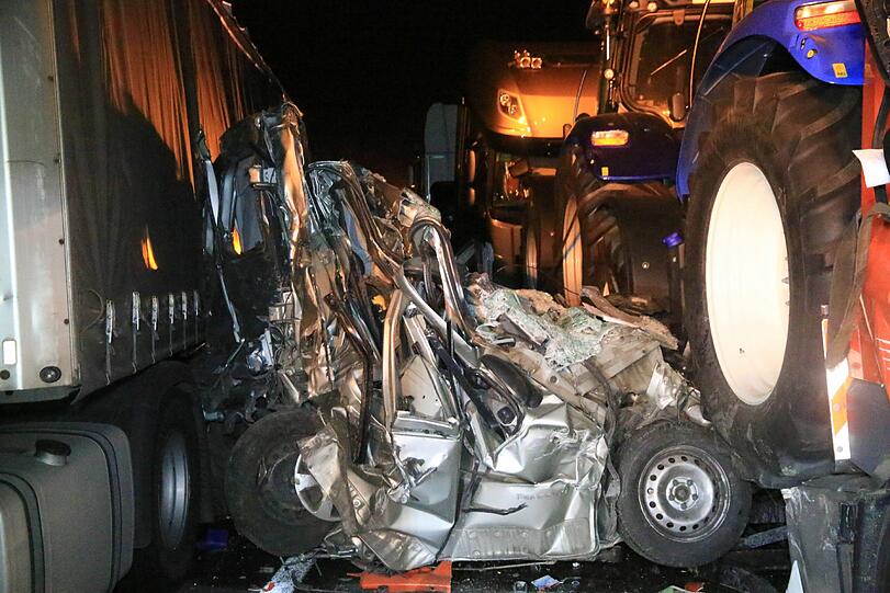 Es grenzt an ein Wunder, dass der Fahrer des Transporters diesen Unfall überlebt hat.