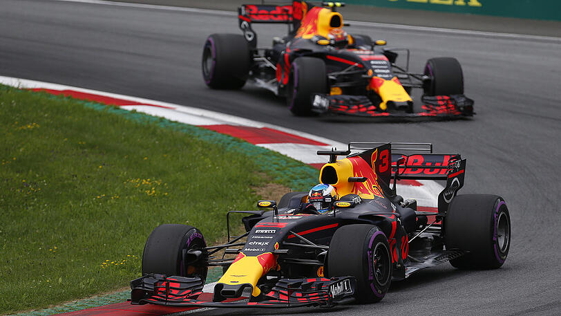 Der australische Red-Bull-Fahrer Daniel Ricciardo fährt vor seinem niederländischen Teamkollegen Max Verstappen in eine Kurve.