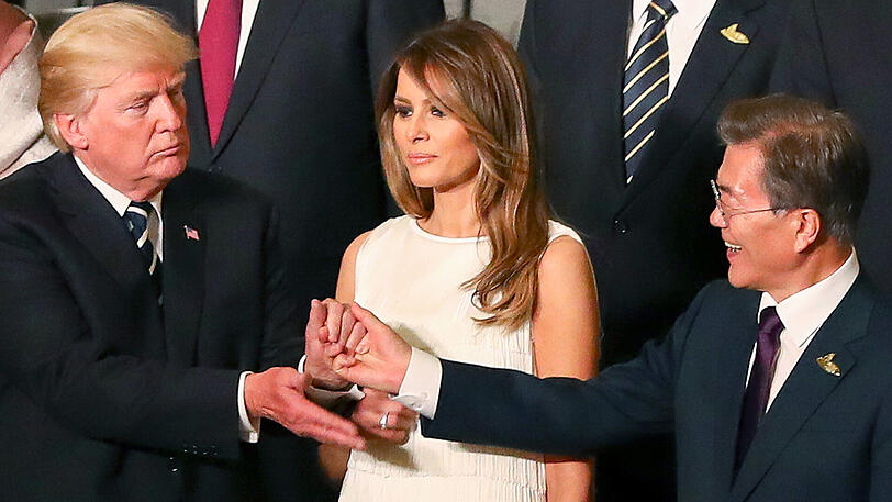 US-Präsident Donald Trump und der Präsident Südkoreas, Moon Jae-in, im Juli während des G20-Gipfels in der Hamburger Elbphilharmonie. In der Mitte steht Trumps Frau Melania.